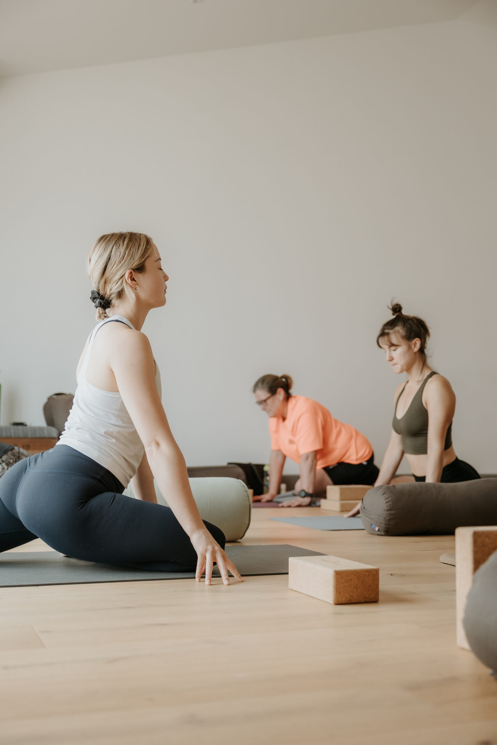 Yoga teacher holding a pose during a yoga retreat class | Why you need a photographer for your 2025 wellbeing retreat